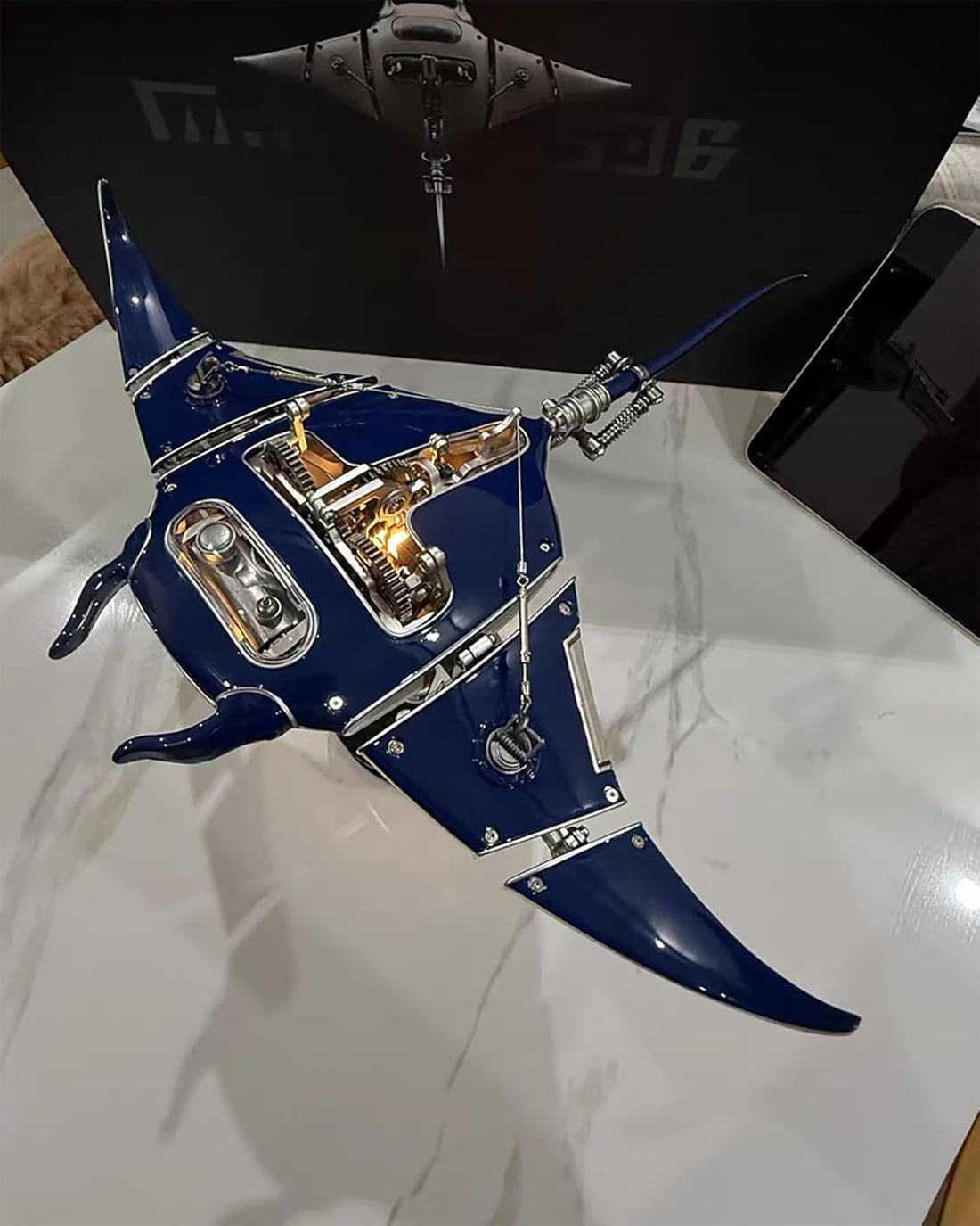 Robotic Manta Ray Metal Model, Electric Bionic Swimming Motion, Creative Art Display Sculpture, Trendy Collectible Toy Gift for Adults, Birthday Christmas Home Office Desk Decor (Blue)