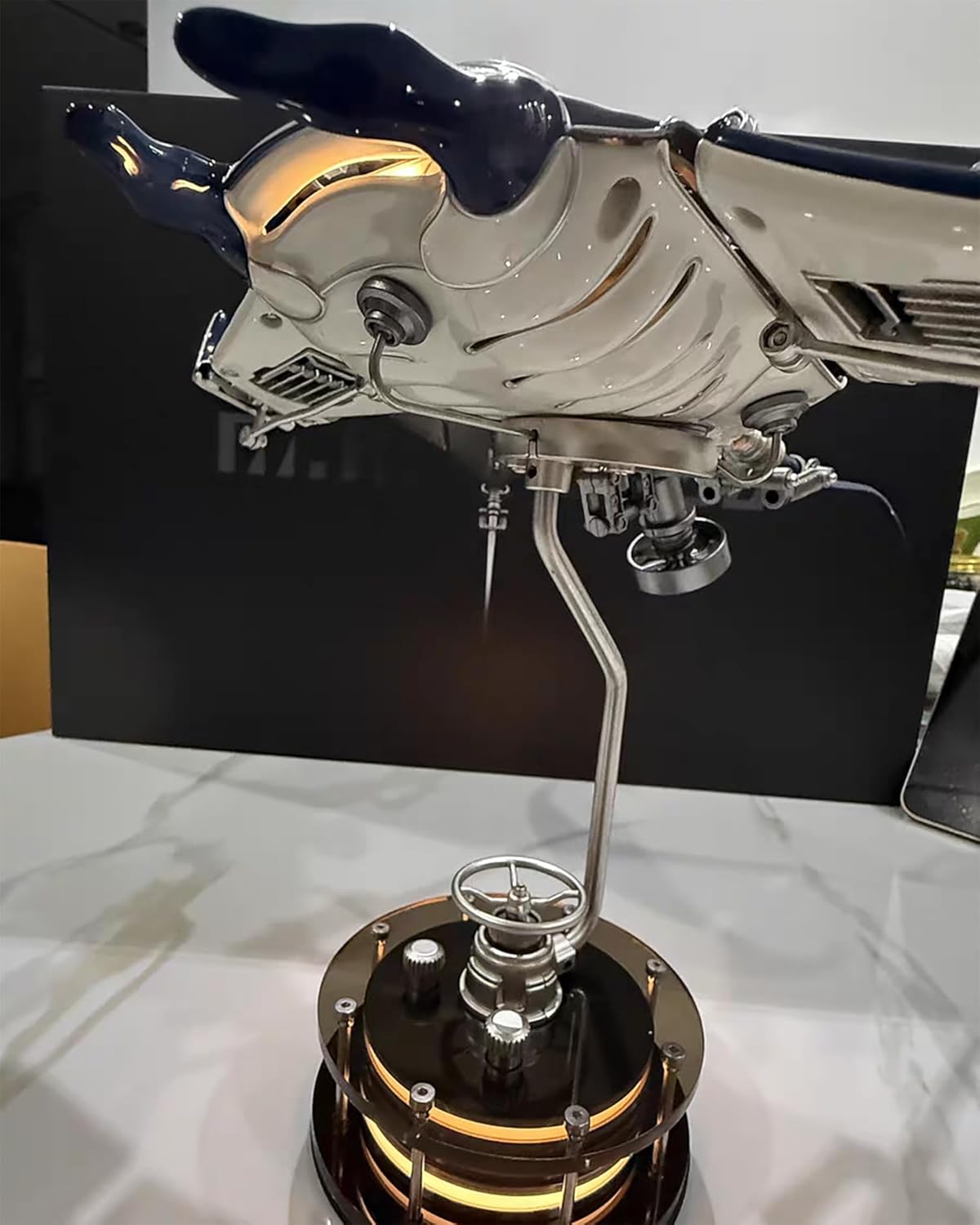 Robotic Manta Ray Metal Model, Electric Bionic Swimming Motion, Creative Art Display Sculpture, Trendy Collectible Toy Gift for Adults, Birthday Christmas Home Office Desk Decor (Blue)